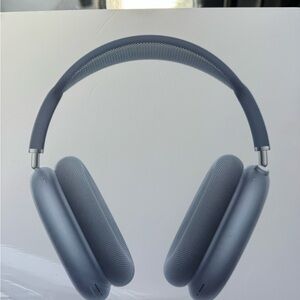 Apple AirPods Max in Midnight